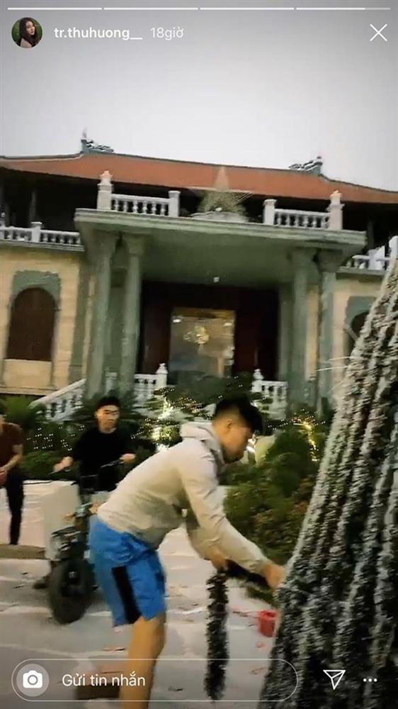 Cô dâu 200 cây vàng khoe trang hoàng nhà cửa dịp Giáng sinh, để lộ chỗ ở là biệt phủ siêu to khổng lồ-3