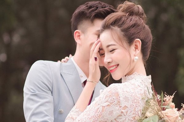 Bạn gái Văn Hậu, vợ sắp cưới Văn Đức chuộng phong cách gợi cảm-9