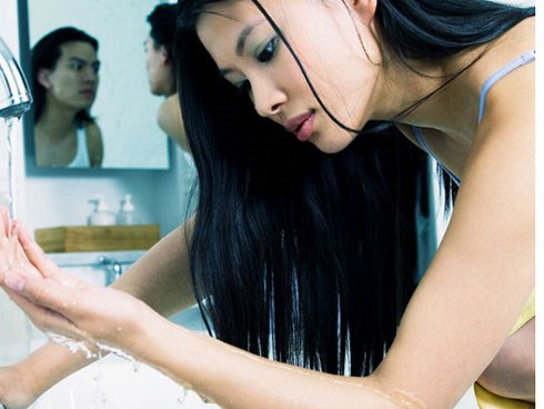 Thấy chiếc cặp đi làm của chồng không khóa, tôi tò mò mở ra xem và điếng người khi rút bên trong ra một loạt hợp đồng