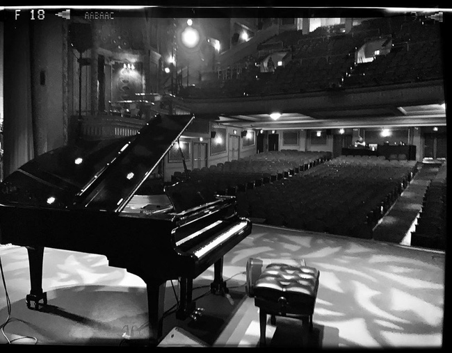 Diễn tập trong nhà hát cổ, nghệ sĩ piano phát hiện chi tiết đáng sợ trong bức ảnh chụp trước khi khám phá ra loạt lời đồn về nơi này-2