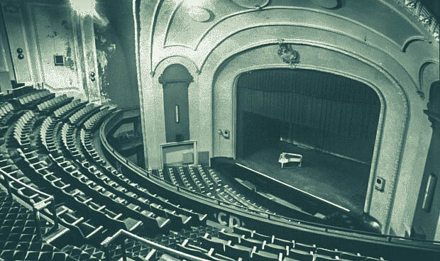 Diễn tập trong nhà hát cổ, nghệ sĩ piano phát hiện chi tiết đáng sợ trong bức ảnh chụp trước khi khám phá ra loạt lời đồn về nơi này-4