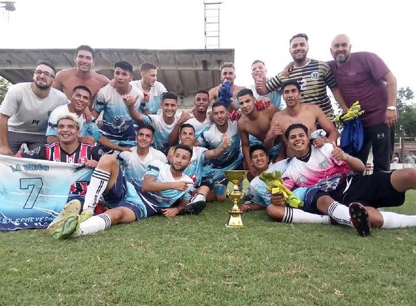 Rợn người với pha tắc bóng bằng cả 2 chân kinh hoàng, làm bùng lên cuộc ẩu đả dữ dội giữa 2 đội bóng tại Argentina-2