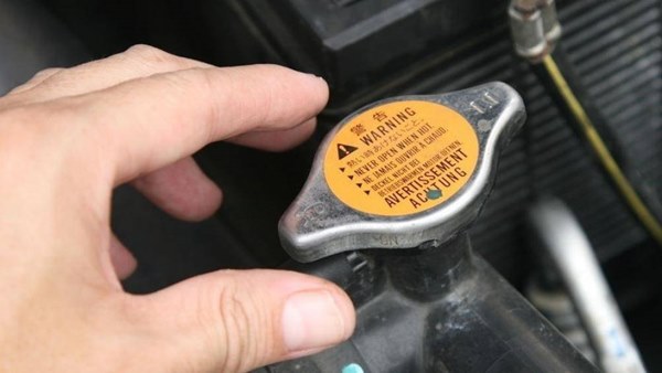 Đồng hồ ô tô báo quá nhiệt, phải làm sao?-3