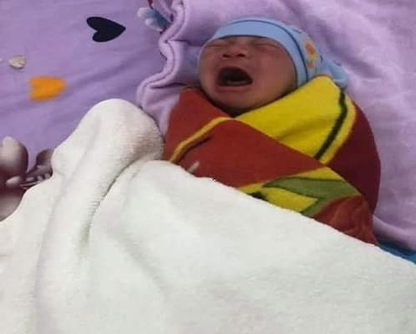 Bé sơ sinh bị bỏ rơi trước cổng nhà nghỉ kèm lời nhắn của mẹ-1