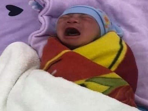 Bé sơ sinh bị bỏ rơi trước cổng nhà nghỉ kèm lời nhắn của mẹ