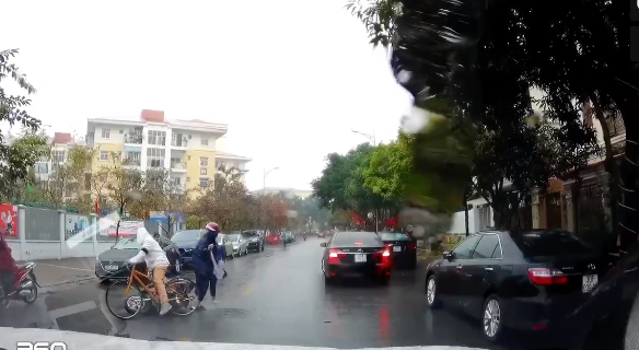 Clip: Cậu bé đạp xe trên đường và pha quay đầu thiếu quan sát khiến nhiều người thót tim-1