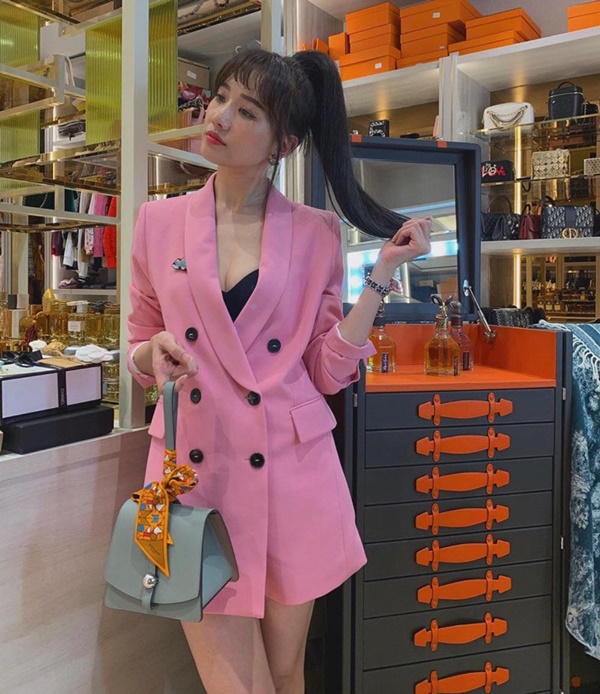 Mẹ ruột Hari Won ngày càng trẻ trung và dùng hàng hiệu khủng không thua con gái-3