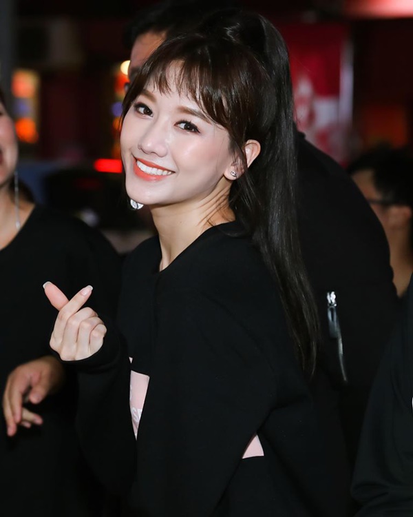 Mẹ ruột Hari Won ngày càng trẻ trung và dùng hàng hiệu khủng không thua con gái-4