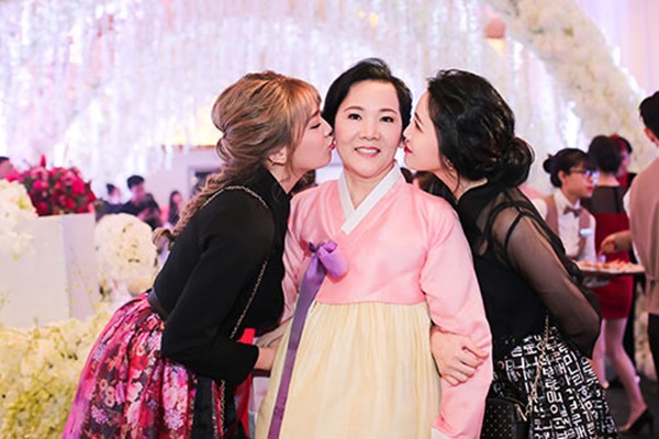 Mẹ ruột Hari Won ngày càng trẻ trung và dùng hàng hiệu khủng không thua con gái-11