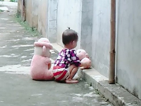 Đi làm về thấy con gái lăn lóc chơi một mình, bà mẹ trẻ ra quyết định cuối cùng ngay khi nghe thấy lời đáp trả của chồng: 