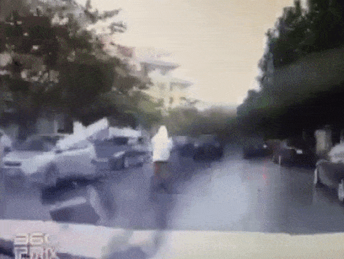 Người đàn ông say rượu gây tai nạn, khi bị CSGT giữ thì lè nhè chống đối: Tôi làm gì?-2