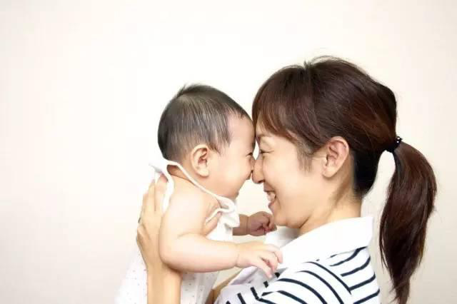 Đi làm về thấy con gái lăn lóc chơi một mình, bà mẹ trẻ ra quyết định cuối cùng ngay khi nghe thấy lời đáp trả của chồng: Nó là con gái, phải chịu-2