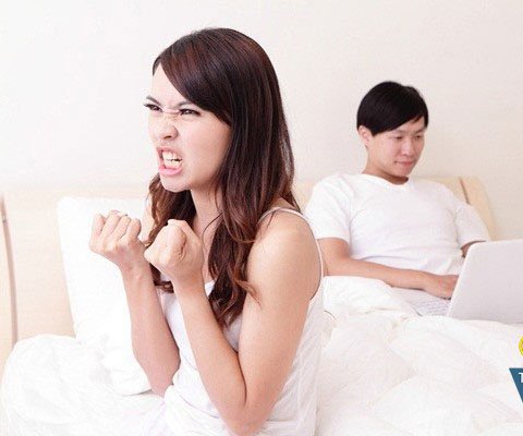 Tức điên khi chồng cày phim sex mỗi tối nhưng chuyện chăn gối lại tréo ngoe thế này-1