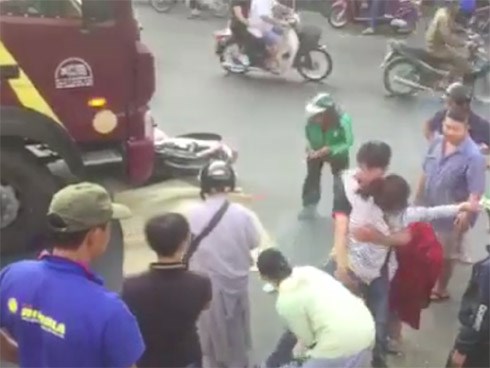 Mẹ gào khóc thảm thiết bên cạnh thi thể con gái bị tai nạn giao thông tử vong