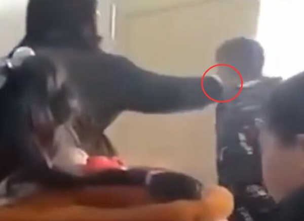 Giáo viên bị sa thải vì tát học sinh 8 lần,&nbsp;sự việc phơi bày, mọi người đều ngỡ ngàng vì nạn nhân không chỉ có một-1