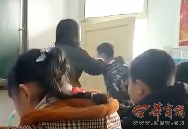Giáo viên bị sa thải vì tát học sinh 8 lần,&nbsp;sự việc phơi bày, mọi người đều ngỡ ngàng vì nạn nhân không chỉ có một-4