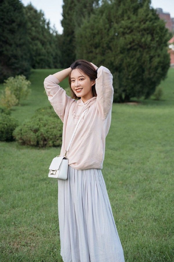 Cuối tuần mưa lạnh mà diện mấy set váy này đi chơi thì còn gì hợp bằng-5