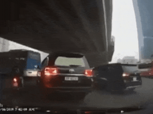 Tài xế gắn thiết bị thay đổi biển số từ trắng sang xanh vì muốn được nhường đường-2