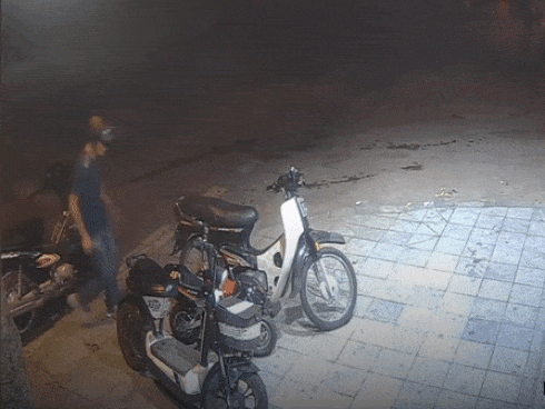Nam tài xế dừng xe để trộm môtô mini