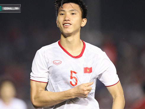 Văn Hậu mặc vest, sải bước tự tin trên đường phố Hà Lan-1