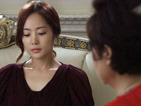 Mẹ chồng nhà người ta: Thấy con trai nằm hát karaoke để vợ bụng bầu vượt mặt giặt quần áo, bà liền hất tung chậu đồ ra sân rồi cảnh cáo kiểu chất chơi thế này-3