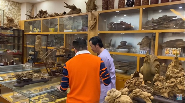 Hoài Linh dẫn Đàm Vĩnh Hưng lên phòng khoe gia tài trăm tỷ, khán giả choáng vì sự giàu có tột độ-1