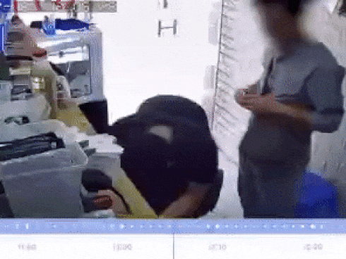 Clip: Năm hết Tết đến, nam thanh niên mang điện thoại đi sửa rồi