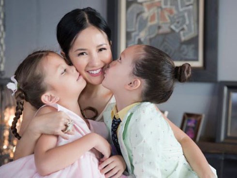 Nhà giàu nhưng 2 con của Hồng Nhung không biết iPad là gì còn nhầm tưởng rất ngộ nghĩnh, nguyên nhân từ cách dạy “không giống ai” của nữ Diva