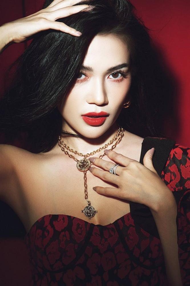 Sĩ Thanh diện crop-top xẻ ngực sâu hút, gợi cảm hết mức trong bộ ảnh mới-1