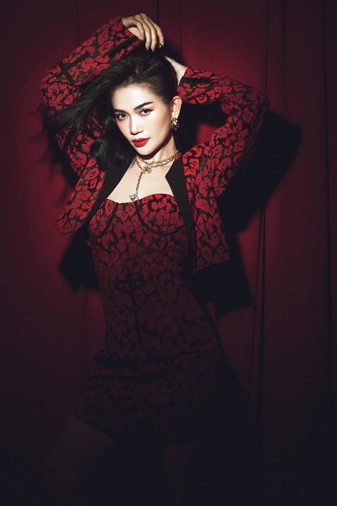 Sĩ Thanh diện crop-top xẻ ngực sâu hút, gợi cảm hết mức trong bộ ảnh mới-2