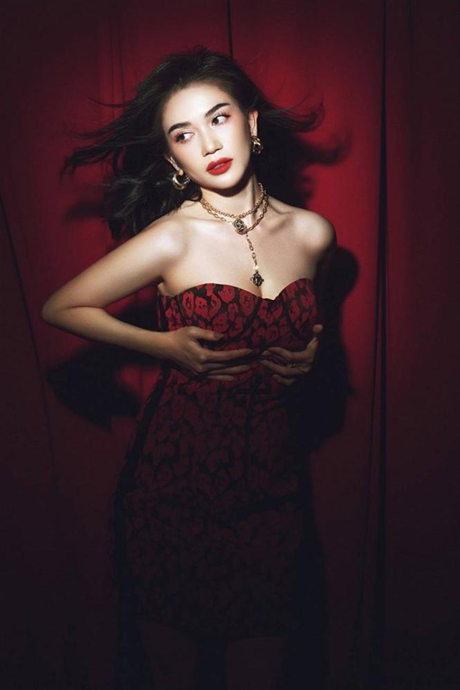 Sĩ Thanh diện crop-top xẻ ngực sâu hút, gợi cảm hết mức trong bộ ảnh mới-3