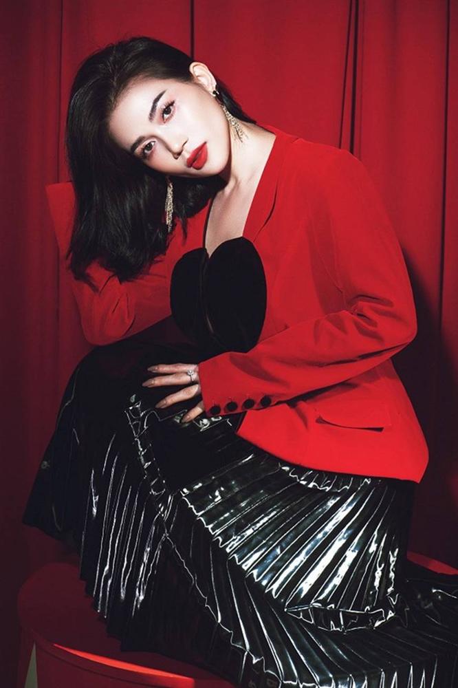 Sĩ Thanh diện crop-top xẻ ngực sâu hút, gợi cảm hết mức trong bộ ảnh mới-11