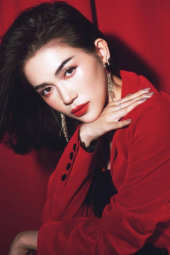 Sĩ Thanh diện crop-top xẻ ngực sâu hút, gợi cảm hết mức trong bộ ảnh mới-12