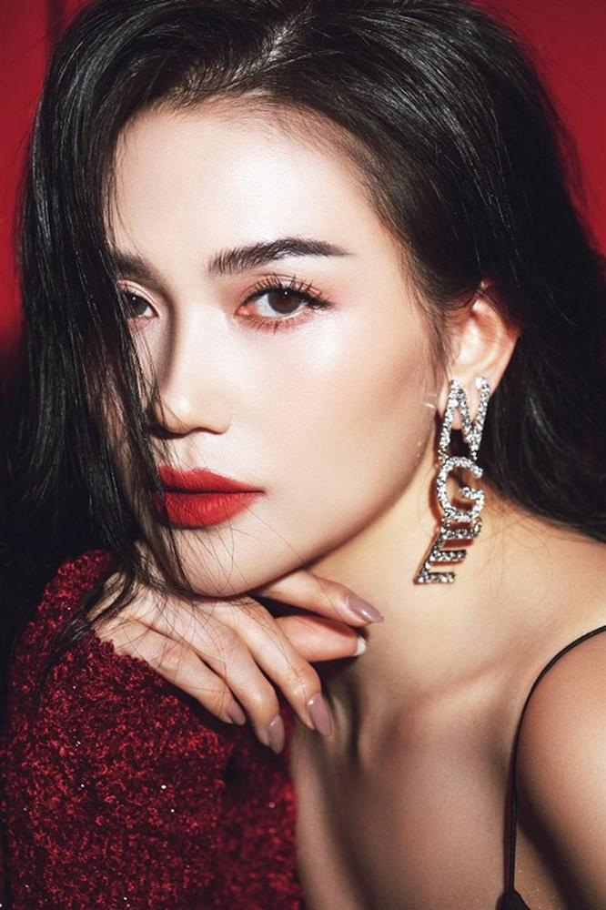 Sĩ Thanh diện crop-top xẻ ngực sâu hút, gợi cảm hết mức trong bộ ảnh mới-4