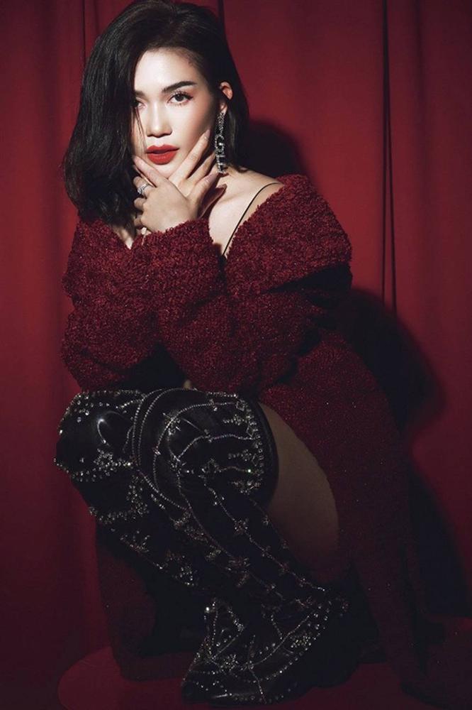 Sĩ Thanh diện crop-top xẻ ngực sâu hút, gợi cảm hết mức trong bộ ảnh mới-7