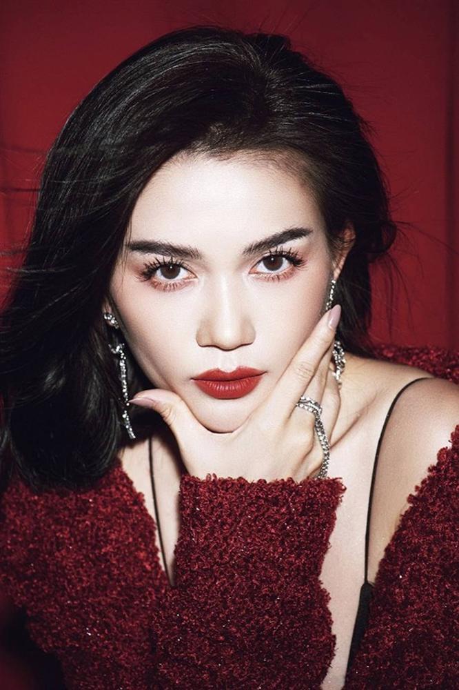 Sĩ Thanh diện crop-top xẻ ngực sâu hút, gợi cảm hết mức trong bộ ảnh mới-8