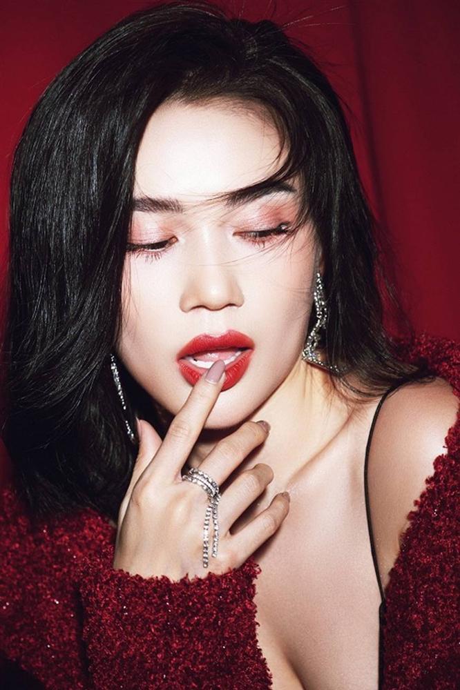 Sĩ Thanh diện crop-top xẻ ngực sâu hút, gợi cảm hết mức trong bộ ảnh mới-9