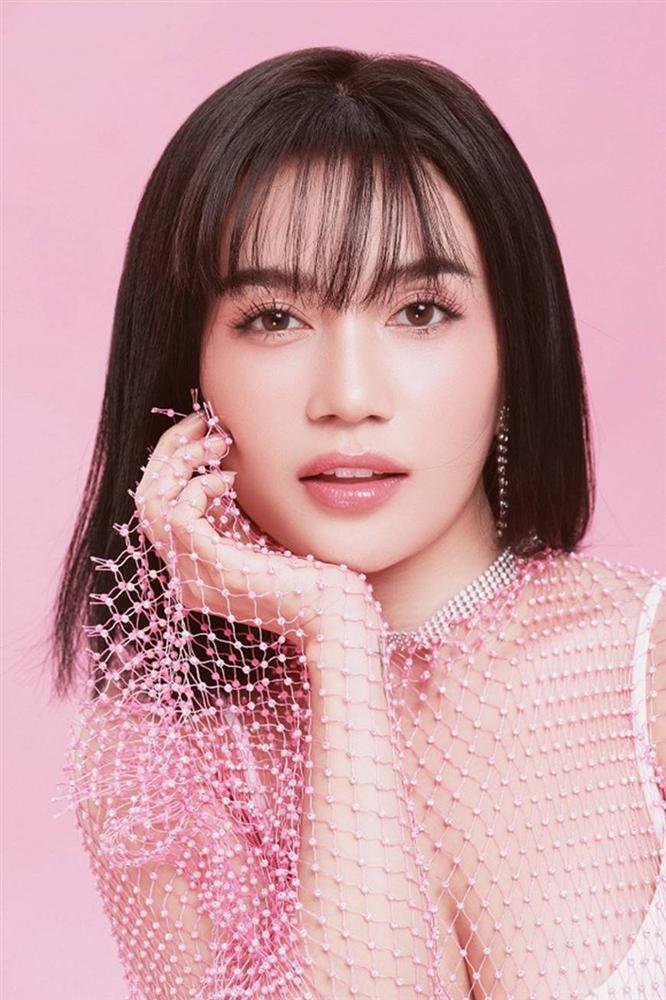 Sĩ Thanh diện crop-top xẻ ngực sâu hút, gợi cảm hết mức trong bộ ảnh mới-16