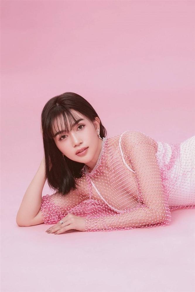 Sĩ Thanh diện crop-top xẻ ngực sâu hút, gợi cảm hết mức trong bộ ảnh mới-18