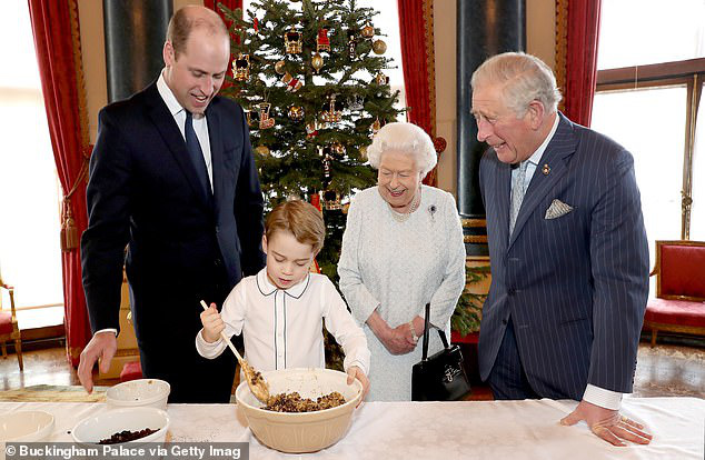 Lần đầu tiên Nữ hoàng Anh cùng 3 thế hệ thừa kế ngai vàng xuất hiện bên nhau, tâm điểm chú ý là Hoàng tử George-1