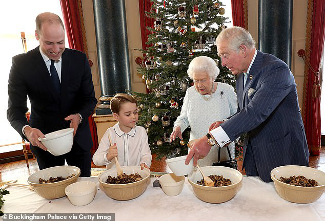 Lần đầu tiên Nữ hoàng Anh cùng 3 thế hệ thừa kế ngai vàng xuất hiện bên nhau, tâm điểm chú ý là Hoàng tử George-2