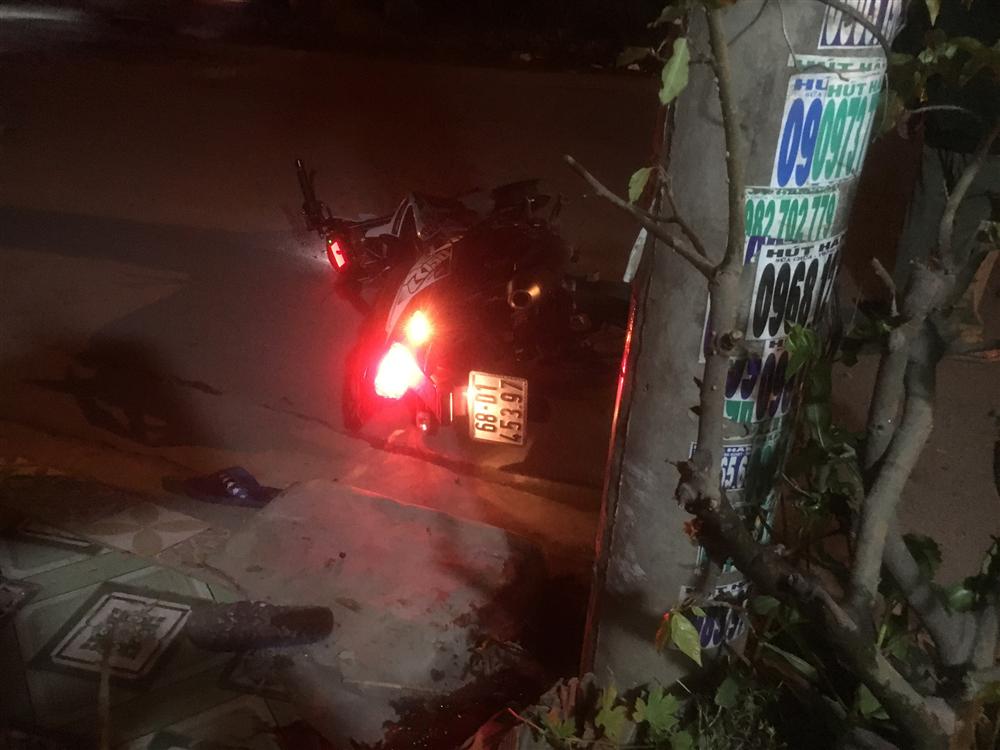 Xe kẹp 4 lao vào trụ điện, 3 thanh niên nằm bất động, 1 người thoát nạn-1