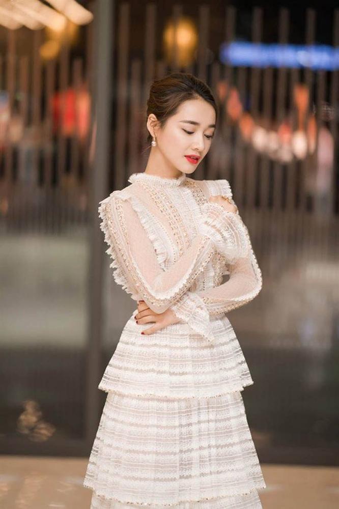 Muốn diện đồ trắng đón Giáng sinh, chị em cứ học tập từ phong cách của bà xã Trường Giang-1
