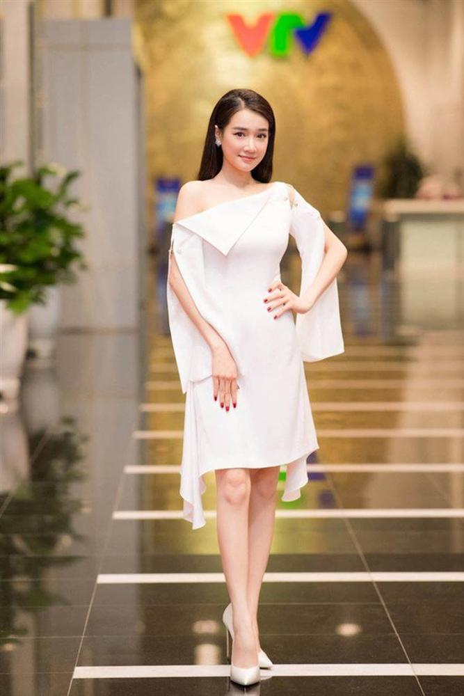 Muốn diện đồ trắng đón Giáng sinh, chị em cứ học tập từ phong cách của bà xã Trường Giang-3