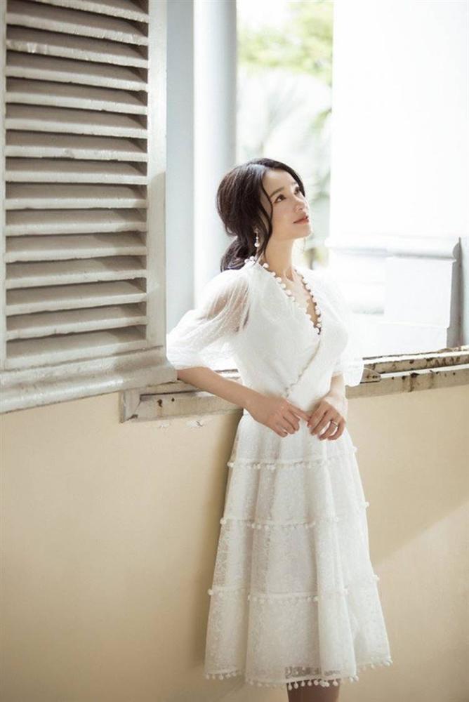 Muốn diện đồ trắng đón Giáng sinh, chị em cứ học tập từ phong cách của bà xã Trường Giang-4