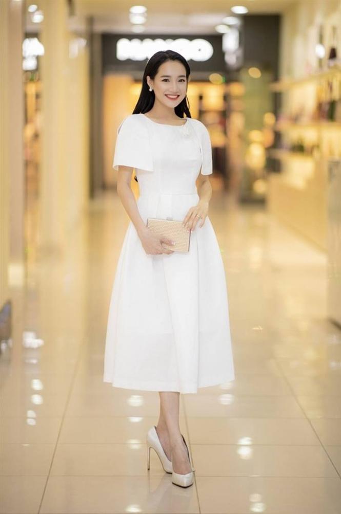 Muốn diện đồ trắng đón Giáng sinh, chị em cứ học tập từ phong cách của bà xã Trường Giang-11