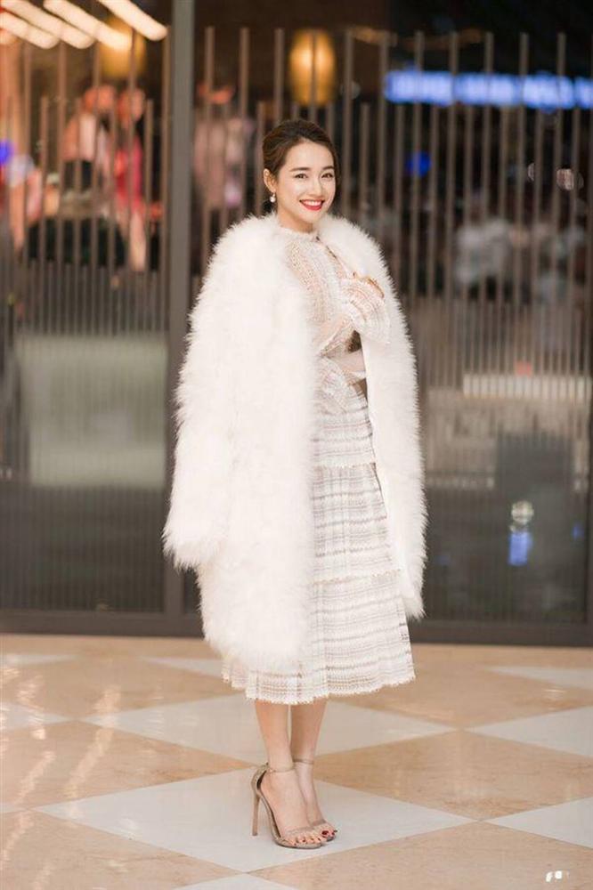 Muốn diện đồ trắng đón Giáng sinh, chị em cứ học tập từ phong cách của bà xã Trường Giang-12