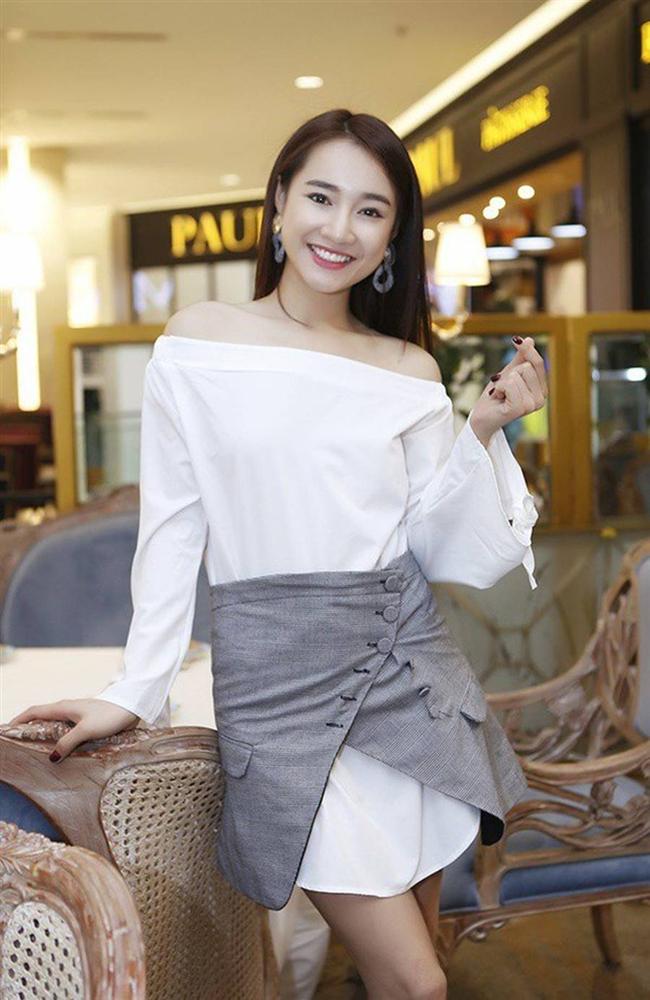 Muốn diện đồ trắng đón Giáng sinh, chị em cứ học tập từ phong cách của bà xã Trường Giang-6