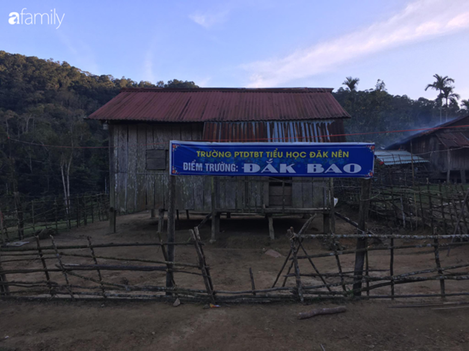 Lớp học kỳ lạ các em ngồi quay lưng vào nhau và câu chuyện nghẹn lòng phía sau qua lời kể của thầy giáo Tiểu học-1