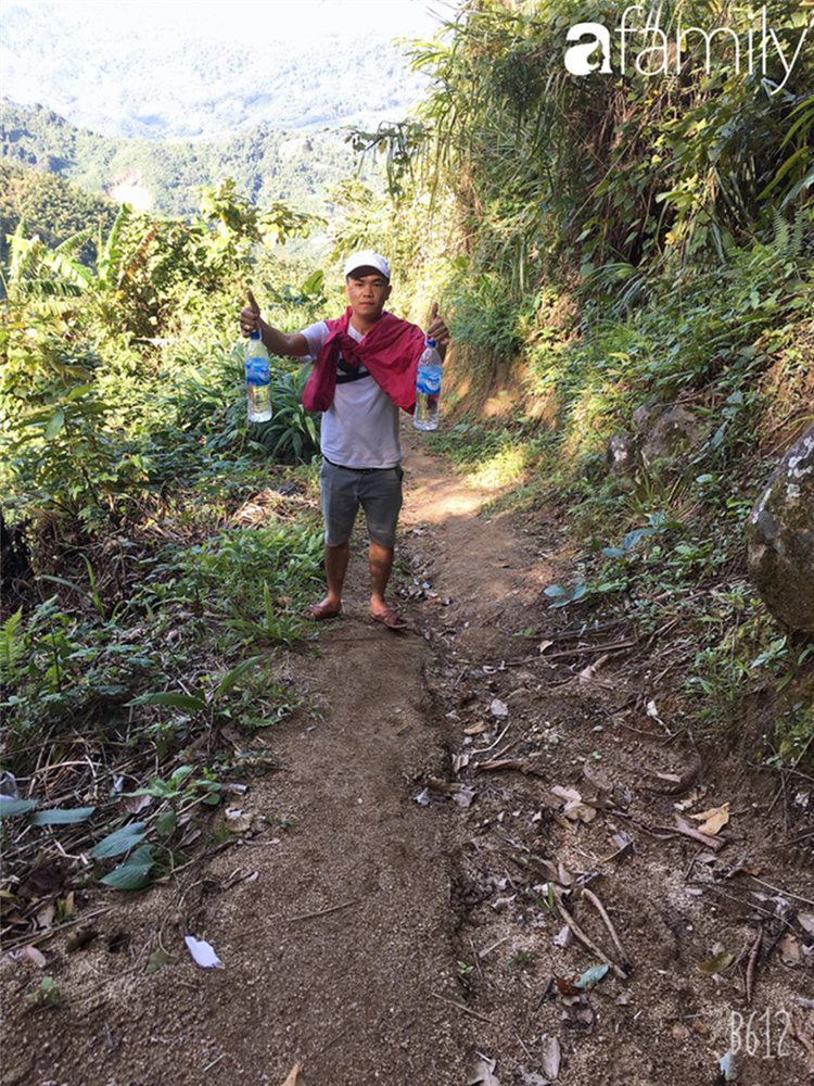 Lớp học kỳ lạ các em ngồi quay lưng vào nhau và câu chuyện nghẹn lòng phía sau qua lời kể của thầy giáo Tiểu học-3